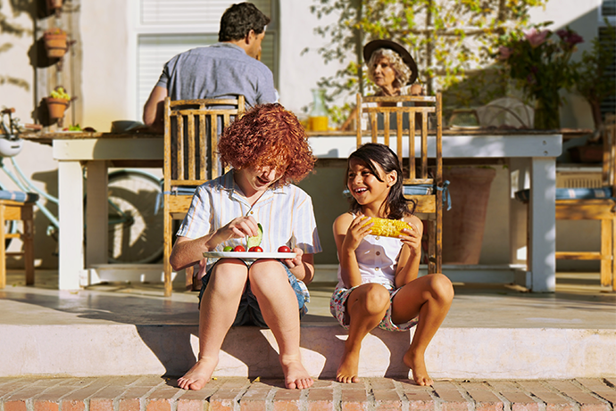 Familie geht am Strand spazieren