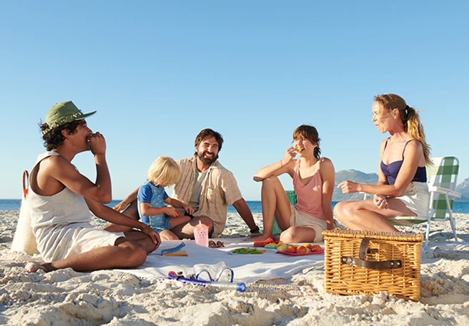 Familie geht am Strand spazieren Familie geht am Strand spazieren